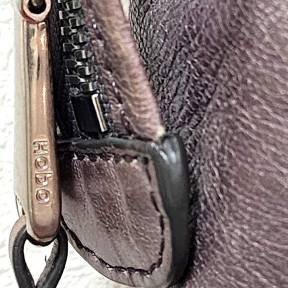 HOBO distressed leather clamshell shoulder bag with zip closure - Picture 4 of 7